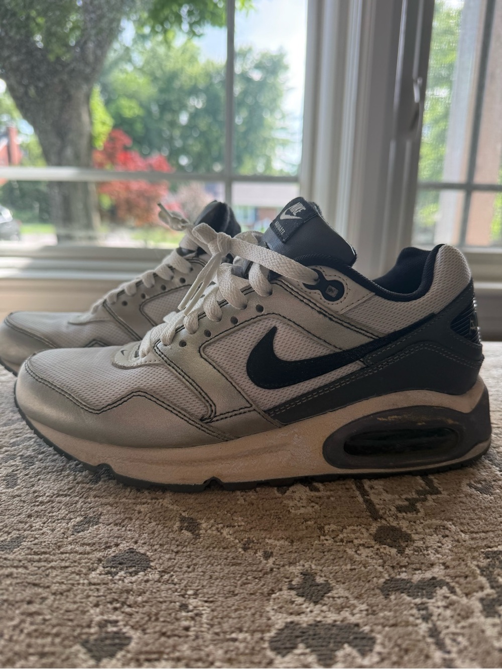Women’s size 7 Nike White/Black/Silver Airmax Advantage
